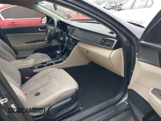 2016 Kia Optima LX z VIN KNAGT4L30G5070000, wystawiony jako IAAI lot #42169747 z przebiegiem 267 498 mil mil oraz . Historia ofert i sprzedaży dostępna na DreamBid. Obrazek 5.