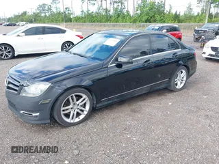 2014 Mercedes-Benz C 250 Sport z VIN WDDGF4HB0EA957858, wystawiony jako IAAI lot #42253090 z przebiegiem 192 097 mil mil oraz . Historia ofert i sprzedaży dostępna na DreamBid. Obrazek 18.