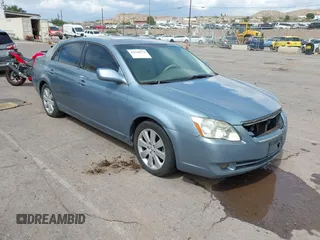 2007 Toyota Avalon XL z VIN 4T1BK36B07U214062, wystawiony jako IAAI lot #42448974 z przebiegiem 422 937 mil mil oraz . Historia ofert i sprzedaży dostępna na DreamBid. Obrazek 1.