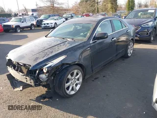 2013 Cadillac ATS z VIN 1G6AA5RX3D0174765, wystawiony jako IAAI lot #41382104 z przebiegiem 135 298 mil mil oraz . Historia ofert i sprzedaży dostępna na DreamBid. Obrazek 2.