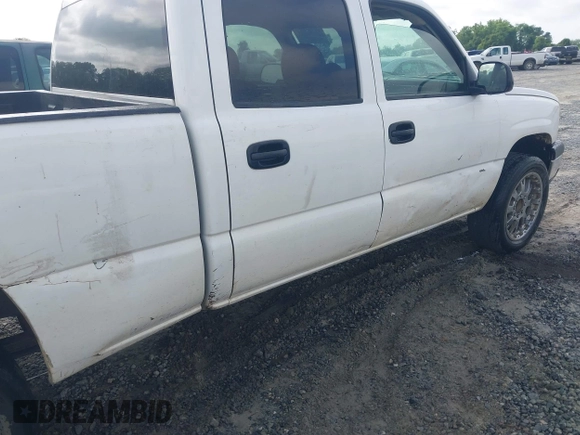 2005 Chevrolet Silverado 1500HD LT z VIN 1GCGC13U85F821460, wystawiony jako IAAI lot #42150934 z przebiegiem 272 356 mil mil oraz . Historia ofert i sprzedaży dostępna na DreamBid. Obrazek 6.