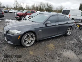 2012 BMW 5 Series 550i xDrive z VIN WBAFU9C52CC786992, wystawiony jako Copart lot #49134605 z przebiegiem 94 459 mil mil oraz Czysty tytuł • Clean title. Historia ofert i sprzedaży dostępna na DreamBid. Obrazek 1.