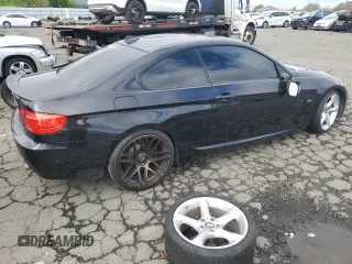 2012 BMW 3 Series 335i z VIN WBAKG7C50CE263260, wystawiony jako Copart lot #49528645 z przebiegiem 220 656 mil mil oraz Czysty tytuł • Clean title. Historia ofert i sprzedaży dostępna na DreamBid. Obrazek 3.