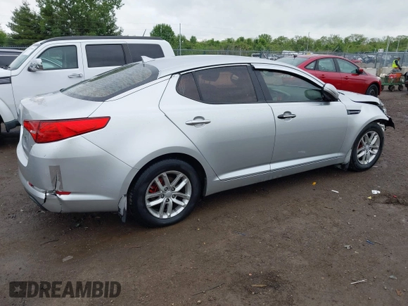 2013 Kia Optima LX z VIN KNAGM4A75D5431221, wystawiony jako IAAI lot #42244970 z przebiegiem 138 157 mil mil oraz . Historia ofert i sprzedaży dostępna na DreamBid. Obrazek 4.