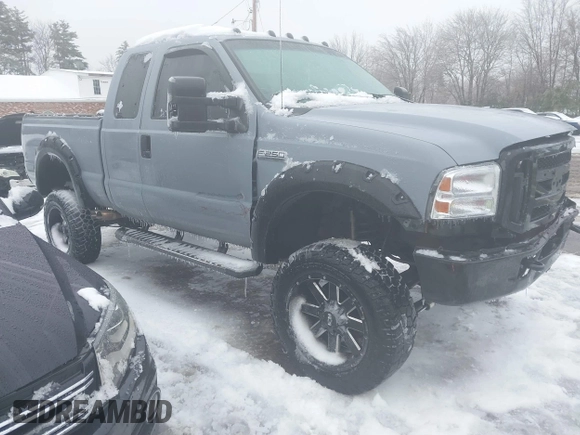 2006 Ford F-250 XL z VIN 1FTSX21526EB97324, wystawiony jako IAAI lot #41541311 z przebiegiem 73 721 mil mil oraz . Historia ofert i sprzedaży dostępna na DreamBid. Obrazek 1.