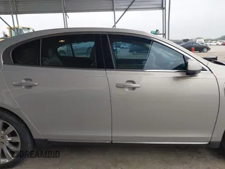 2009 Lincoln MKS z VIN 1LNHM93R39G634750, wystawiony jako IAAI lot #42179995 z przebiegiem 166 151 mil mil oraz . Historia ofert i sprzedaży dostępna na DreamBid. Obrazek 14.