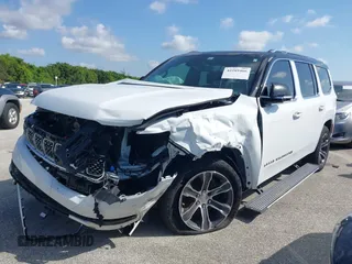 2023 Jeep Grand Wagoneer z VIN 1C4SJVEJ7PS570435, wystawiony jako IAAI lot #42289466 z przebiegiem Nie podano mil oraz . Historia ofert i sprzedaży dostępna na DreamBid. Obrazek 2.