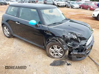 2012 MINI Hardtop z VIN WMWSU3C58CT540024, wystawiony jako IAAI lot #42365569 z przebiegiem 103 274 mil mil oraz . Historia ofert i sprzedaży dostępna na DreamBid. Obrazek 1.