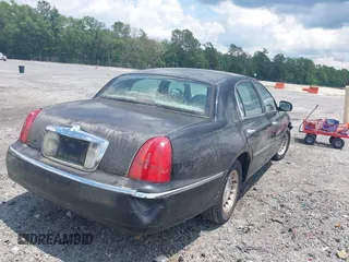 1999 Lincoln Town Car Executive z VIN 1LNHM81W9XY684966, wystawiony jako IAAI lot #42448736 z przebiegiem 175 698 mil mil oraz . Historia ofert i sprzedaży dostępna na DreamBid. Obrazek 4.
