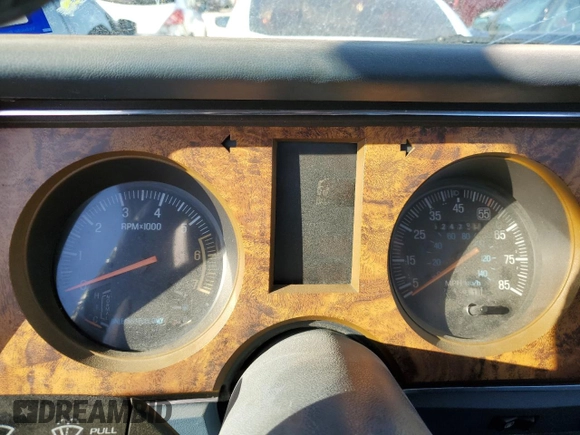 1987 Ford Bronco z VIN 1FMCU12T1HUA12785, wystawiony jako Copart lot #85747984 z przebiegiem Nie podano mil oraz Szkoda całkowita • Salvage title. Historia ofert i sprzedaży dostępna na DreamBid. Obrazek 9.