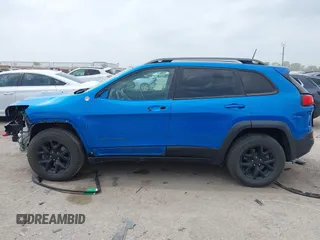 2018 Jeep Cherokee Trailhawk with VIN 1C4PJMBX6JD569684, listed as a IAAI auction lot 41925325 with 149,446 mi miles and . Bid and sale history available at DreamBid. Image 15.