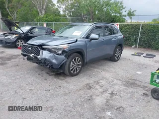 2023 Toyota Corolla Cross XLE с VIN 7MUDAAAGXPV070263, выставлен на аукционе IAAI как лот 42394307 с пробегом 18 977 миль миль и . История ставок и продаж доступна на DreamBid. Изображение 2.