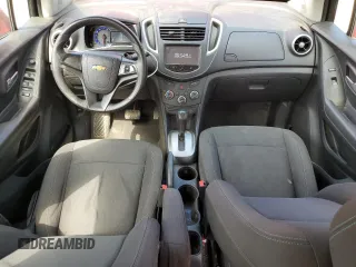 2015 Chevrolet Trax LS z VIN KL7CJKSB7FB121185, wystawiony jako Copart lot #56323205 z przebiegiem 123 440 mil mil oraz Czysty tytuł • Clean title. Historia ofert i sprzedaży dostępna na DreamBid. Obrazek 8.