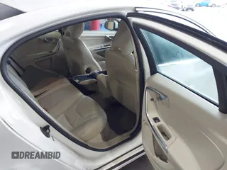 2013 Volvo S60 T5 Premier z VIN YV1612FSXD2196030, wystawiony jako IAAI lot #42316170 z przebiegiem 124 415 mil mil oraz . Historia ofert i sprzedaży dostępna na DreamBid. Obrazek 8.