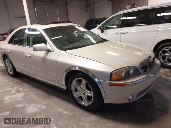 2002 Lincoln LS w/Base Pkg z VIN 1LNHM87AX2Y620293, wystawiony jako IAAI lot #41461349 z przebiegiem 129 295 mil mil oraz . Historia ofert i sprzedaży dostępna na DreamBid. Obrazek 1.