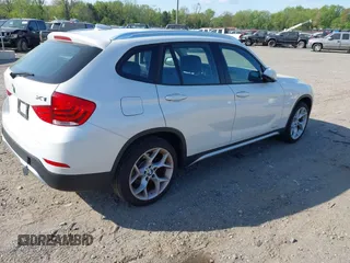 2015 BMW X1 xDrive28i z VIN WBAVL1C56FVY37452, wystawiony jako IAAI lot #42159918 z przebiegiem 70 044 mil mil oraz . Historia ofert i sprzedaży dostępna na DreamBid. Obrazek 4.