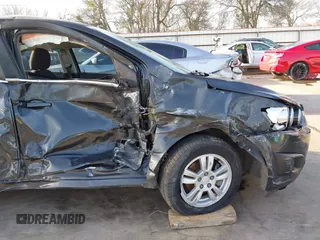 2015 Chevrolet Sonic LT z VIN 1G1JC5SB1F4128426, wystawiony jako IAAI lot #41739238 z przebiegiem 121 717 mil mil oraz . Historia ofert i sprzedaży dostępna na DreamBid. Obrazek 18.
