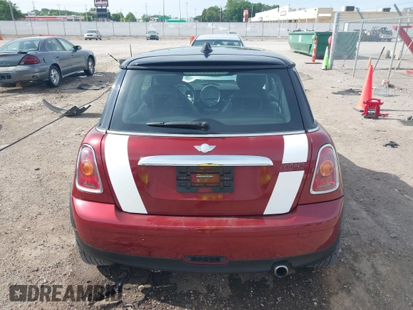 2009 MINI Hardtop z VIN WMWMF33579TW73000, wystawiony jako IAAI lot #42244237 z przebiegiem 108 332 mil mil oraz . Historia ofert i sprzedaży dostępna na DreamBid. Obrazek 16.