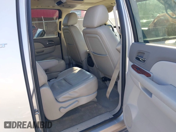 2011 GMC Yukon XL SLT z VIN 1GKS1KE05BR386637, wystawiony jako IAAI lot #41648997 z przebiegiem 162 262 mil mil oraz . Historia ofert i sprzedaży dostępna na DreamBid. Obrazek 8.