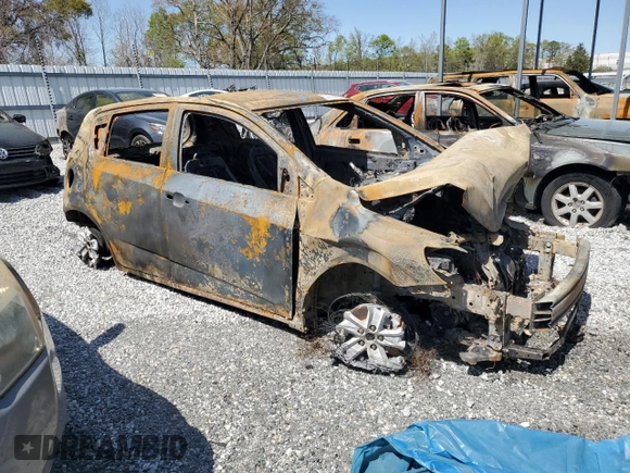 2018 Chevrolet Sonic LT z VIN 1G1JD6SH4J4107540, wystawiony jako Copart lot #50816905 z przebiegiem Nie podano mil oraz Szkoda całkowita • Salvage title. Historia ofert i sprzedaży dostępna na DreamBid. Obrazek 4.