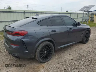2021 BMW X6 M50i z VIN 5UXCY8C04M9D98591, wystawiony jako Copart lot #60606155 z przebiegiem 90 639 mil mil oraz Czysty tytuł • Clean title. Historia ofert i sprzedaży dostępna na DreamBid. Obrazek 3.