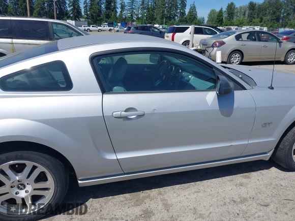 2006 Ford Mustang GT Deluxe z VIN 1ZVHT82H065175045, wystawiony jako IAAI lot #42446022 z przebiegiem 144 165 mil mil oraz . Historia ofert i sprzedaży dostępna na DreamBid. Obrazek 13.
