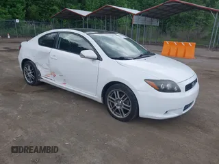 2009 Scion tC z VIN JTKDE167390277261, wystawiony jako IAAI lot #42210032 z przebiegiem 137 490 mil mil oraz . Historia ofert i sprzedaży dostępna na DreamBid. Obrazek 1.
