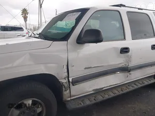 2002 Chevrolet Suburban LT with VIN 3GNEC16T02G312958, listed as a IAAI auction lot 41571427 with 154,191 mi miles. Bid and sale history available at carsss.com. Image 6.