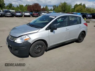 2008 Nissan Versa S z VIN 3N1BC13E88L429613, wystawiony jako Copart lot #53674045 z przebiegiem 242 349 mil mil oraz Szkoda całkowita • Salvage title. Historia ofert i sprzedaży dostępna na DreamBid. Obrazek 1.