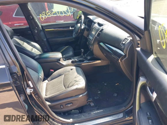 2014 Kia Sorento SX z VIN 5XYKWDA70EG455636, wystawiony jako IAAI lot #42015880 z przebiegiem 211 075 mil mil oraz . Historia ofert i sprzedaży dostępna na DreamBid. Obrazek 5.