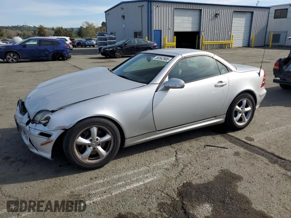 2002 Mercedes-Benz SLK 320 z VIN WDBKK65F22F253077, wystawiony jako Copart lot #50562985 z przebiegiem 152 195 mil mil oraz Szkoda całkowita • Salvage title. Historia ofert i sprzedaży dostępna na DreamBid. Obrazek 1.