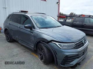 2023 Volkswagen Tiguan SE R-Line Black z VIN 3VVCB7AX8PM040458, wystawiony jako IAAI lot #42021463 z przebiegiem 22 344 mil mil oraz . Historia ofert i sprzedaży dostępna na DreamBid. Obrazek 1.