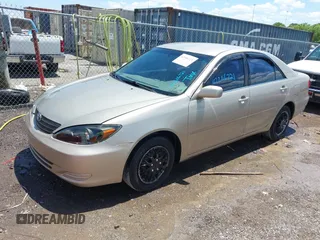 2002 Toyota Camry LE z VIN 4T1BE32K42U592181, wystawiony jako IAAI lot #42206721 z przebiegiem 299 947 mil mil oraz . Historia ofert i sprzedaży dostępna na DreamBid. Obrazek 2.