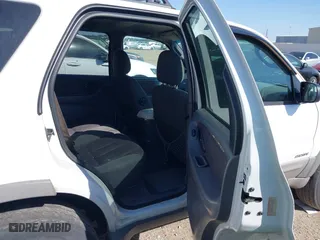 2002 Ford Escape XLT Choice with VIN 1FMYU03122KD33637, listed as a IAAI auction lot 41862269 with 275,583 mi miles. Bid and sale history available at carsss.com. Image 8.