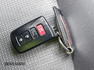2018 Toyota RAV4 XLE z VIN JTMWFREV3JJ184752, wystawiony jako IAAI lot #42356452 z przebiegiem 79 532 mil mil oraz . Historia ofert i sprzedaży dostępna na DreamBid. Obrazek 11.