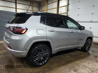 2022 Jeep Compass High Altitude z VIN 3C4NJDCB2NT207149, wystawiony jako Copart lot #52701515 z przebiegiem 14 479 mil mil oraz Czysty tytuł • Clean title. Historia ofert i sprzedaży dostępna na DreamBid. Obrazek 3.