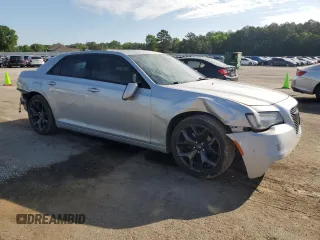 2021 Chrysler 300 S z VIN 2C3CCABG4MH525539, wystawiony jako Copart lot #52004944 z przebiegiem 84 418 mil mil oraz Szkoda całkowita • Salvage title. Historia ofert i sprzedaży dostępna na DreamBid. Obrazek 4.
