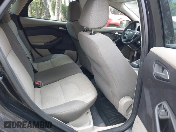 2014 Ford Focus SE z VIN 1FADP3K23EL284216, wystawiony jako IAAI lot #42489699 z przebiegiem 139 127 mil mil oraz . Historia ofert i sprzedaży dostępna na DreamBid. Obrazek 8.
