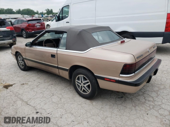1988 Chrysler LeBaron z VIN 1C3XJ45K9JG438476, wystawiony jako Copart lot #55567334 z przebiegiem 213 424 mil mil oraz Szkoda całkowita • Salvage title. Historia ofert i sprzedaży dostępna na DreamBid. Obrazek 2.