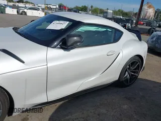 2021 Toyota Supra 3.0 z VIN WZ1DB0C06MW039185, wystawiony jako IAAI lot #42160847 z przebiegiem 42 736 mil mil oraz . Historia ofert i sprzedaży dostępna na DreamBid. Obrazek 14.