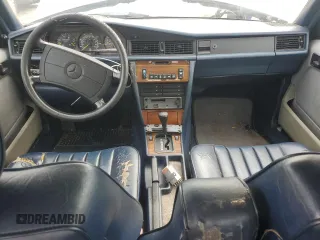 1991 Mercedes-Benz 190 z VIN WDBDA29D3MF767780, wystawiony jako Copart lot #57215785 z przebiegiem 200 216 mil mil oraz Tytuł czysty. Historia ofert i sprzedaży dostępna na DreamBid. Obrazek 8.
