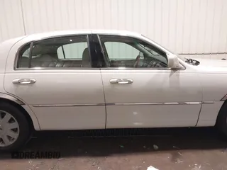2004 Lincoln Town Car Ultimate z VIN 1LNHM83W74Y640747, wystawiony jako IAAI lot #41612377 z przebiegiem 36 400 mil mil oraz . Historia ofert i sprzedaży dostępna na DreamBid. Obrazek 14.