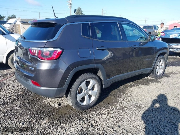 2018 Jeep Compass Latitude with VIN 3C4NJCBBXJT488669, listed as a IAAI auction lot 41679070 with 27,547 mi miles. Bid and sale history available at carsss.com. Image 4.