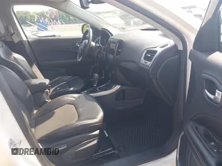 2020 Jeep Compass Latitude z VIN 3C4NJDBBXLT168695, wystawiony jako IAAI lot #42476489 z przebiegiem 23 213 mil mil oraz . Historia ofert i sprzedaży dostępna na DreamBid. Obrazek 5.