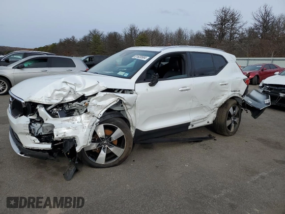 2021 Volvo XC40 Momentum with VIN YV4162UK0M2408578, listed as a Copart auction lot 81620584 with 35,560 mi miles and Salvage Title. Bid and sale history available at carsss.com. Image 1.