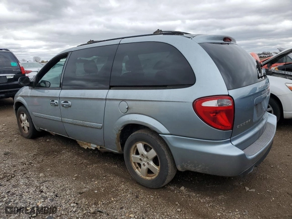 2005 Dodge Caravan SXT with VIN 2D4GP44L65R137675, listed as a Copart auction lot 53655995 with 120,922 mi miles and Clean Title. Bid and sale history available at carsss.com. Image 2.