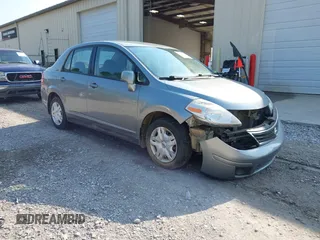 2011 Nissan Versa S z VIN 3N1BC1AP6BL432344, wystawiony jako IAAI lot #42475050 z przebiegiem 153 431 mil mil oraz . Historia ofert i sprzedaży dostępna na DreamBid. Obrazek 1.