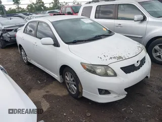 2010 Toyota Corolla z VIN 1NXBU4EE4AZ295781, wystawiony jako IAAI lot #42766600 z przebiegiem 239 816 mil mil oraz . Historia ofert i sprzedaży dostępna na DreamBid. Obrazek 1.