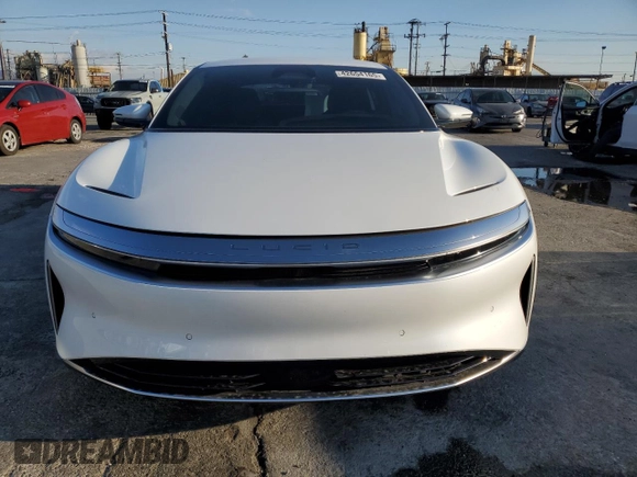 2024 Lucid Air Pure z VIN 50EA1PGA5RA001365, wystawiony jako Copart lot #42654165 z przebiegiem 8878 mil mil oraz Szkody całkowita. Historia ofert i sprzedaży dostępna na DreamBid. Obrazek 5.