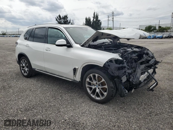 2024 BMW X5 xDrive40i z VIN 5UX23EU04R9T59544, wystawiony jako Copart lot #48216655 z przebiegiem 23 706 mil mil oraz Tytuł czysty. Historia ofert i sprzedaży dostępna na DreamBid. Obrazek 4.